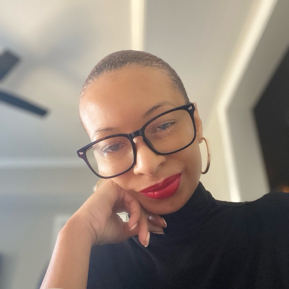 Meet your Posher, Nicole - Picture 2 of 3